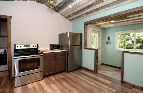 Little Blue Cottage: a wooded getaway near beaches and towns - Foto 17