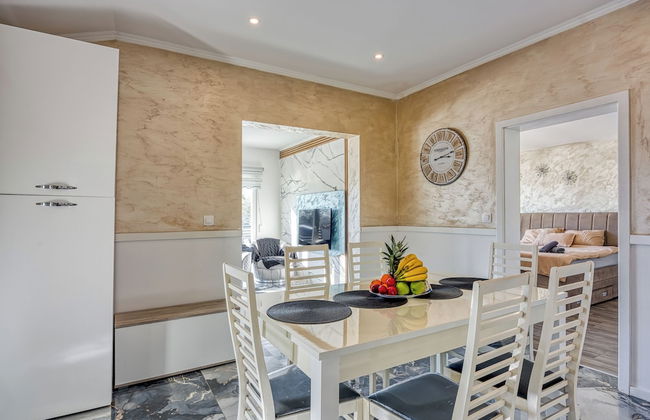 Holiday Home With Pool - Photo 27