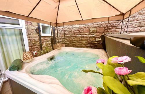 *Brecon Beacons,Log Burner, hot tub Dogs Welcome* - Photo 3