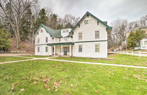 Portage Lake Condo with Deck and Pool Access! - Foto 18