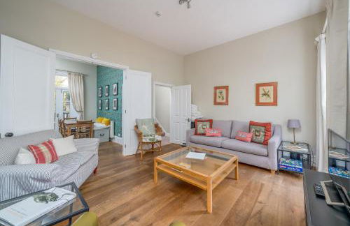 JOIVY Bright Flat for 6, Near Victoria and Warwick sq - Photo 3