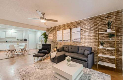 Walkable Dtwn 2B Getaway - Sleeps 5 - Pool, Prkg - Foto 23