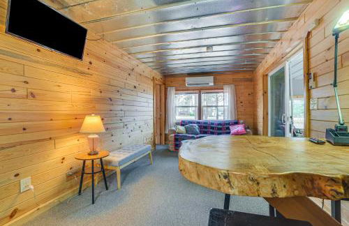 Oscoda Cabin with Charcoal Grill Walk to Lake Huron - Foto 4