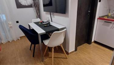 Rafina's BLUE HEART! Steps from the beach,2 min walk - Walk to Rafina main square 10 min, and Port about 15 min ! Ideal vacation base! - Foto 4