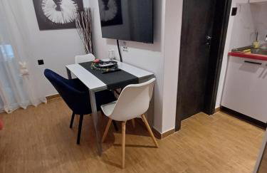 Rafina's BLUE HEART! Steps from the beach,2 min walk - Walk to Rafina main square 10 min, and Port about 15 min ! Ideal vacation base! - Foto 4