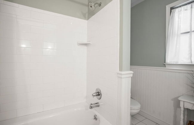 Stunning Marsh & Water Views in This Completely Renovated Three Bedroom Home - Foto 21