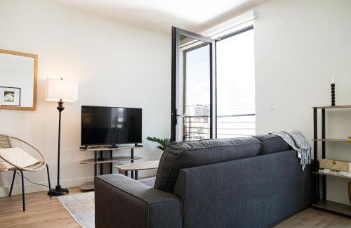 Luxury Apartment With The Hollywood Hills View - Photo 4