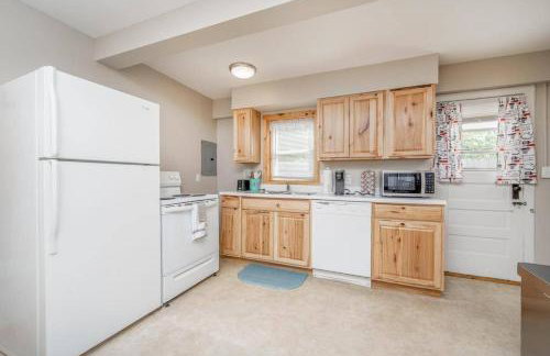 Cozy 1 Bed 1 Bath Home with Garage and Fenced Yard - Foto 11