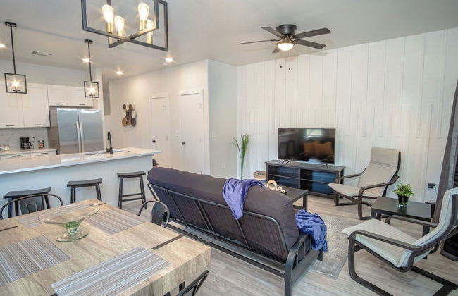 Spectacular 3 BR Plus 2 and a Half BA Apt Near Downtown - Foto 15