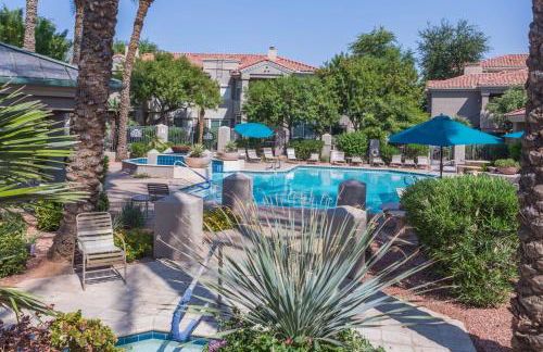 Modern Retreat in Ahwatukee Heated Pool Spa Gym - Foto 28