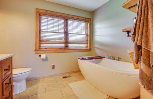 Hot Tub and Trail Access Spacious Stockholm Retreat - Photo 16