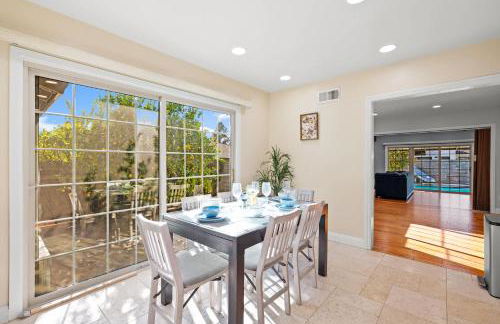 Luxury Estate with Sparkling Pool & Elegant Amenities - Foto 46