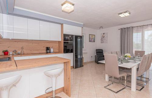 Villa Maria with Outdoor Pool - Foto 17