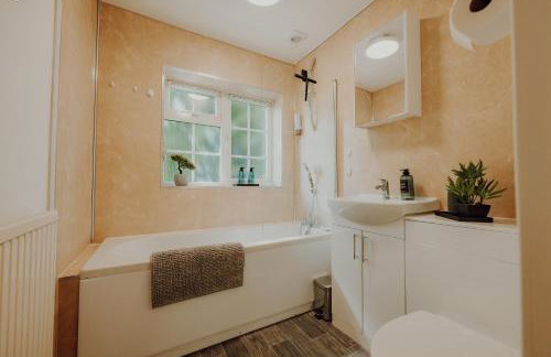 NovaCrest - Stylish 3 Bedroom with Parking - Sleeps 5 - Foto 20