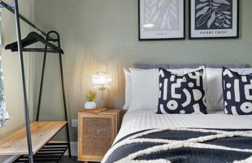 4-Bedroom Stunning Luxe, Spacious & Stylish Design House Bolton, Sleeps 11, with Parking Central Bolton, Links to Manchester, Pet-Friendly, Best For Groups! WORK CONTRACTORS SPECIAL OFFER! - by Blue Puffin Stays - Foto 26