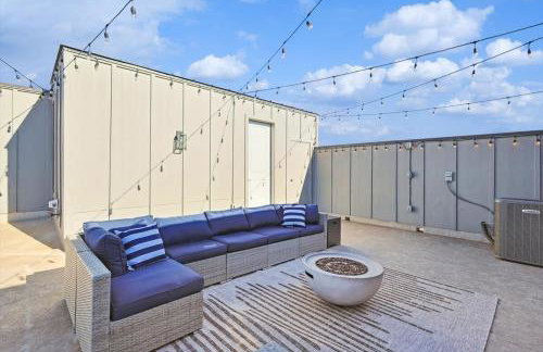 3-BD Luxury Living w Rooftop Garden Views - Photo 28