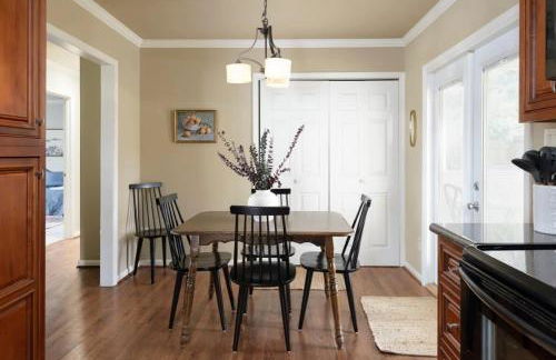 Serene Getaway with Patio in Pineville - Foto 13