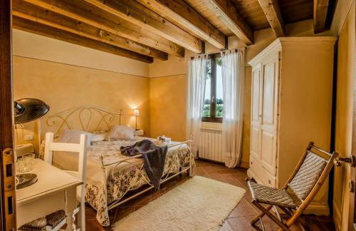 Elegant And Refined Villa With A Beautiful Blue Pool - Photo 20