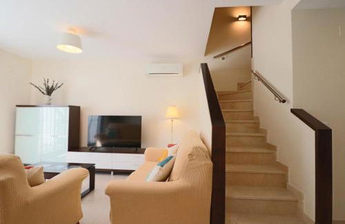 Casa Adosada Junto Al Pueblo - Foto 1