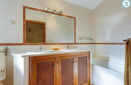 Villa Mikael - Free Wi-Fi - Aircon - Private Pool by bedzy - Foto 17