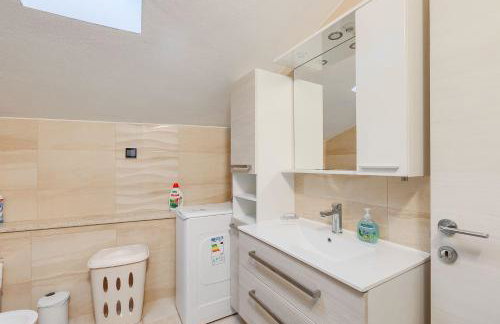 Modernes Apartment mit traumhafter Aussicht, Pool, Privatparkplatz, WiFi - Photo 21