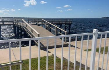 Gorgeous 2 Bedroom Waterfront Condo - Foto 48