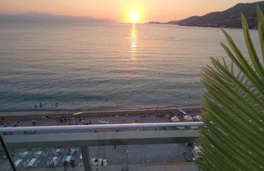 Stylish Rooftop Retreat with Hot Tub with Loutraki Beach - Foto 25