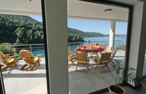 Beachfront Luxury Villa with Private Pool and Stunning Sea Views - Photo 18
