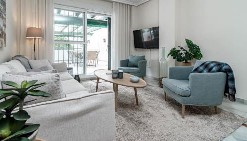 Sensational and Exotic 3-Bedroom Retreat in Nueva Andalucia with a Palm Garden - Photo 5