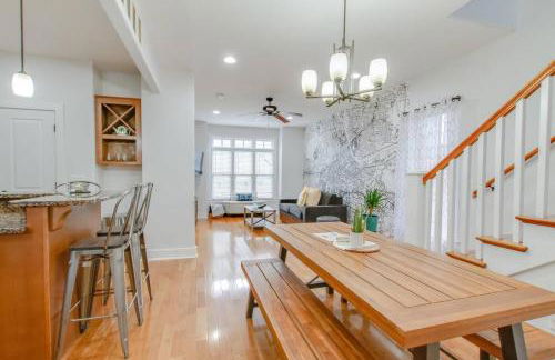 Vibrant Trendy Two Bedroom Home Near Marathon Village - Foto 15