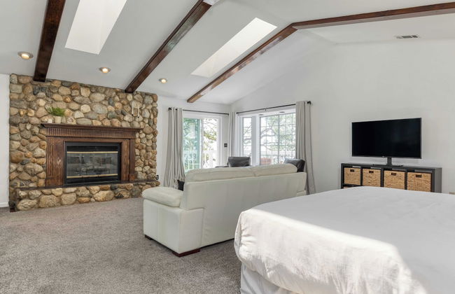 Views, Hot Tub, Firepit, Game Room, Playground Enchanted Forest by Avantstay - Foto 24