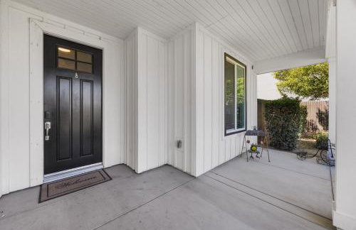 Spacious Home with Private Pool - Photo 32