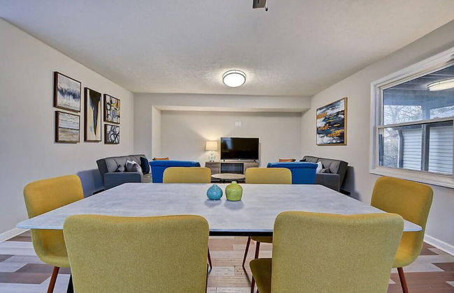 Spacious 6BR/3BA House w/ Parking! Sleeps 20! - Foto 58