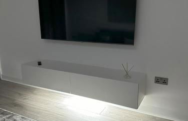 Stylish City Retreat with Views & Court Yard - Foto 11