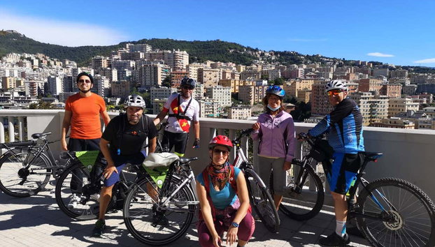 Tour en bicicleta eléctrica por Génova - Foto 3, Foto de grupo en un mirador