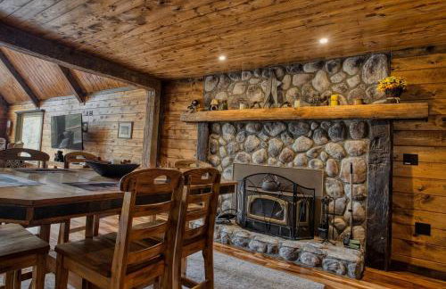 Luxury Lakeside Mountain Escape with Wraparound Deck Near Terra Alta, West Virginia - Foto 9