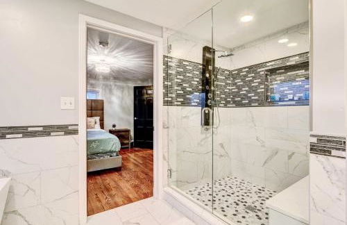 Luxurious Detroit Home - Walk to Golf and Park! - Photo 23