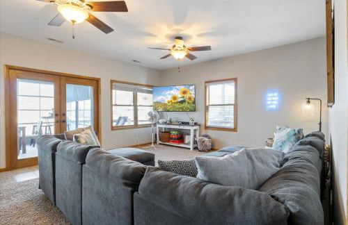 Lakefront Family Retreat w/ Views, Boat Slip - Foto 7