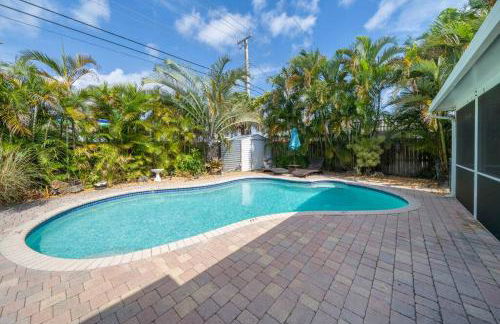 Palm Paradise-Seaside Home w Heated Saltwater Pool - Photo 26