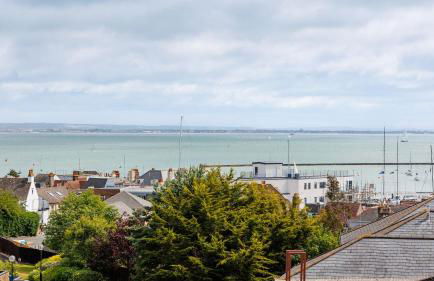 Heart of Cowes - 10 Guests, 200m to Town, Sea View - Photo 24