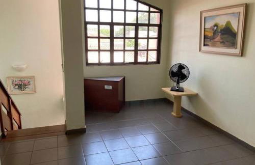 Casa grande, ampla, com 4 quartos e estacionamento - Foto 14