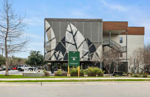 South Lamar Stay - Pickleball, Sauna & Cold Plunge - Photo 1