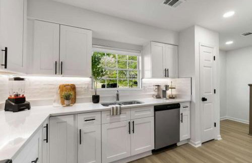 Stroll to Downtown Alpharetta AND Avalon Shops - Foto 9