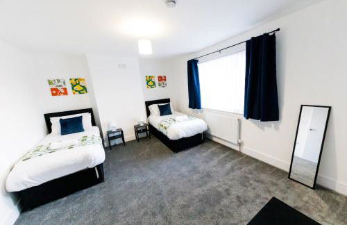 Spacious 2Bed - Great for Contractors - Driveway&Garden - Foto 52