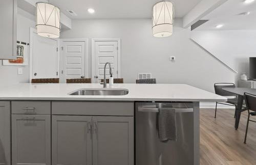 Luxe King Bed, Balcony, Garage in Downtown Raleigh - Foto 55