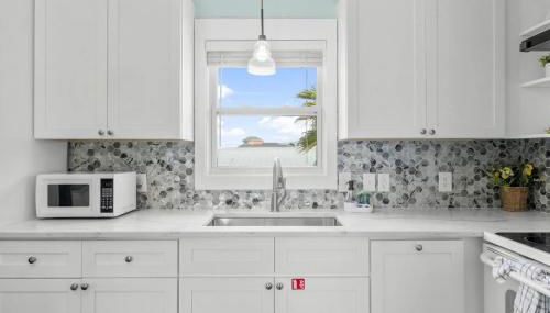 Newly Renovated 2 Bedroom Beach House Free Parking - Foto 3