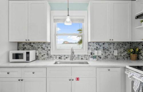 Newly Renovated 2 Bedroom Beach House Free Parking - Foto 3