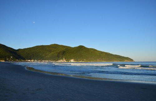 Apartamento a beira mar completo com churrasqueira - Foto 29