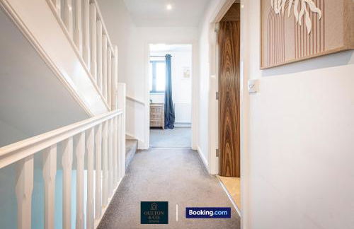 Luxury Retreat For 10 Short Lets & Serviced Accommodation Manchester with Hot Tub and Spacious Garden - Foto 26