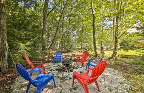 Walk to Lake Game Room Getaway in Pocono Summit! - Foto 1